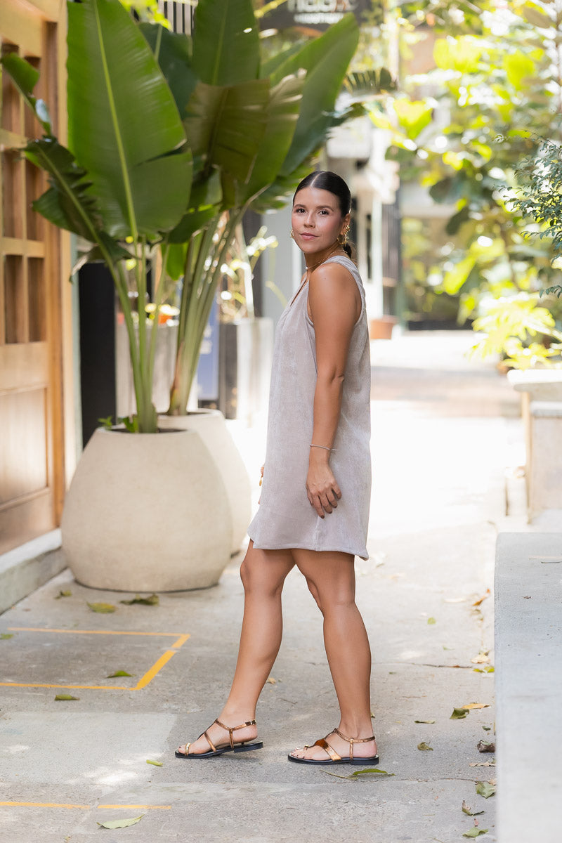 Vestido en pana corto con bolsillos - Almendra Imagen secundaria del producto