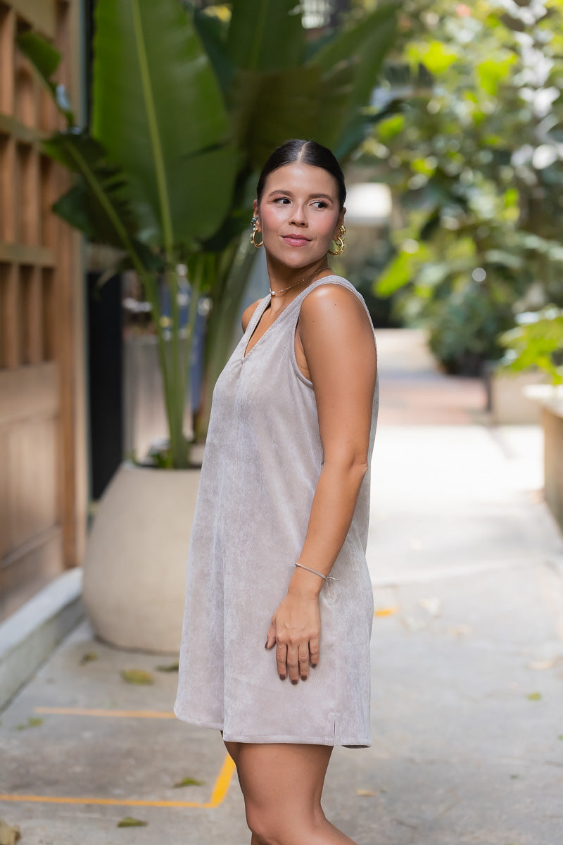 Vestido en pana corto con bolsillos - Almendra