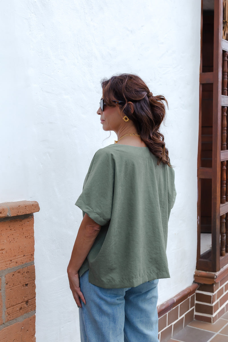 Blusa Zhara con mangas cuello en V- Color Verde Oliva
