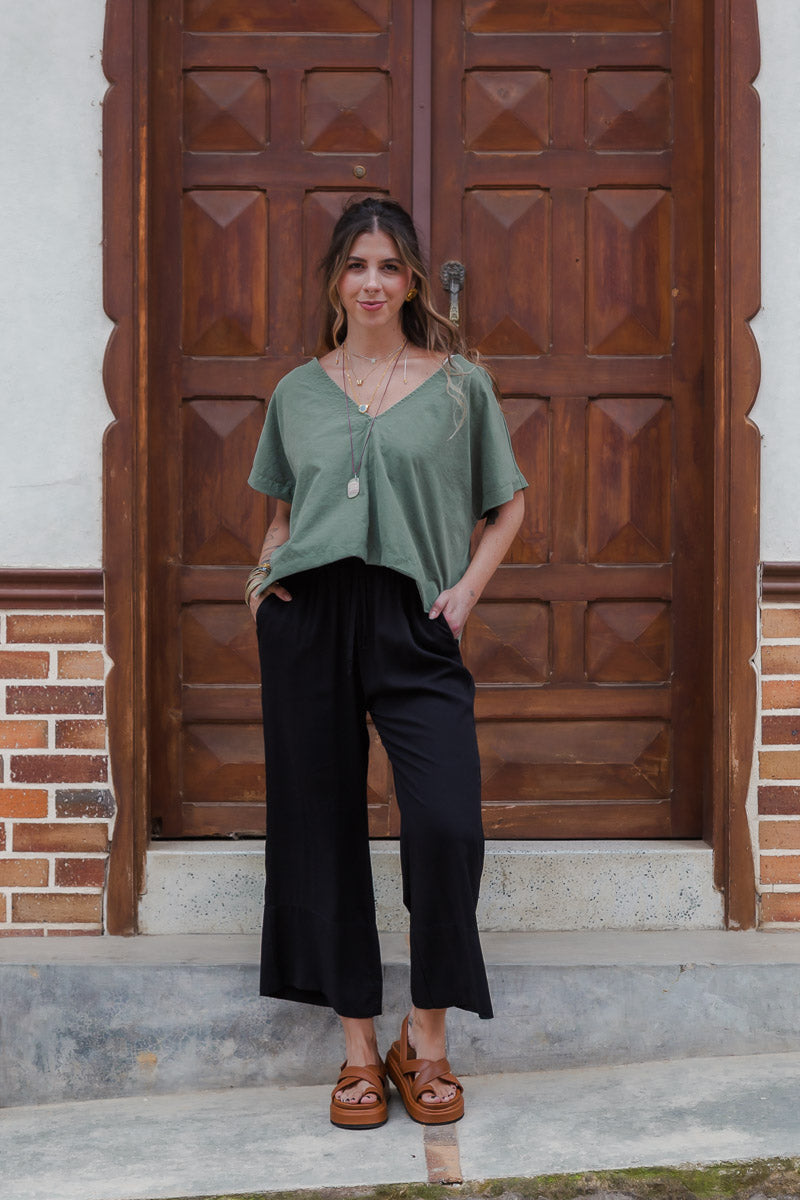 Pantalón Zhara pescador con bolsillos y cintura enresortada - Color Negro