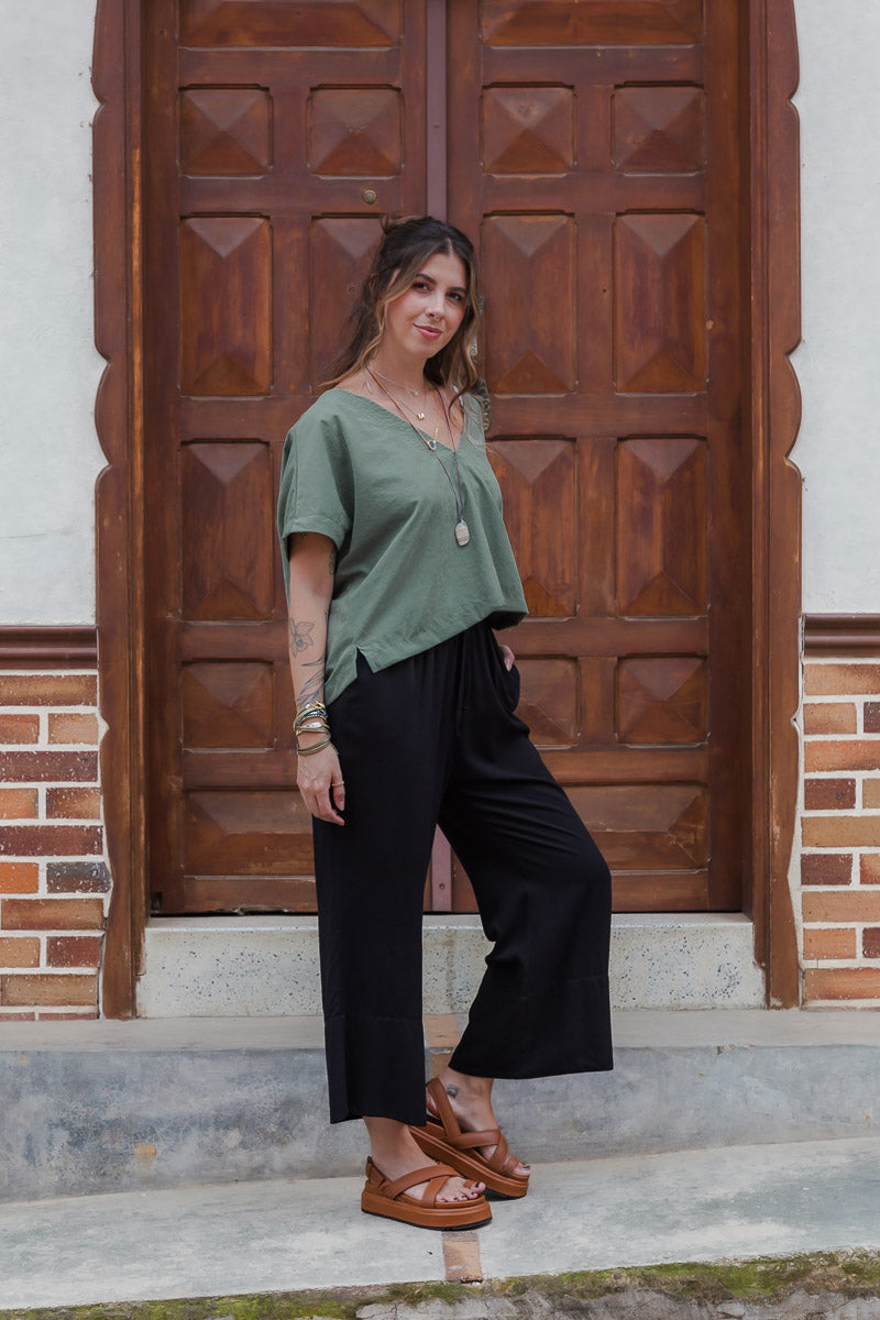 Pantalón Zhara pescador con bolsillos y cintura enresortada - Color Negro