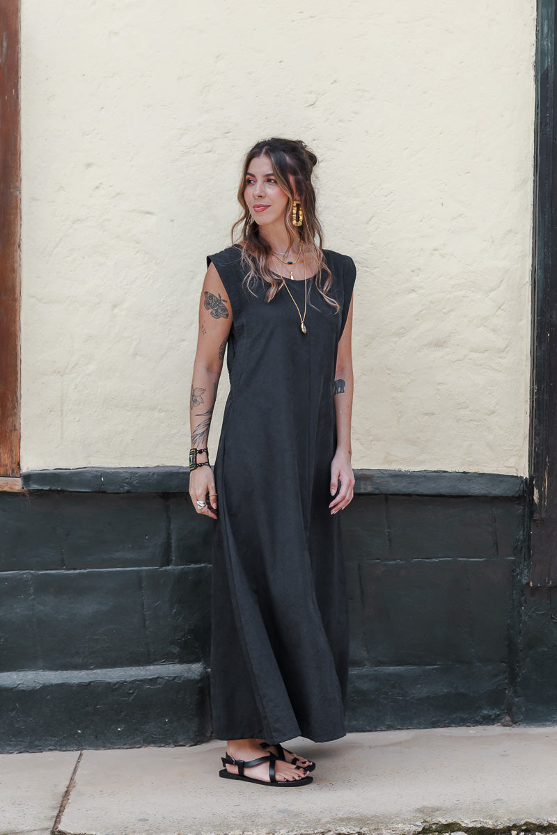 Vestido Sofía sin mangas con bolsillos y aberturas - Color Negro