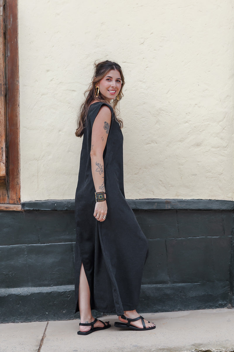 Vestido Sofía sin mangas con bolsillos y aberturas - Color Negro