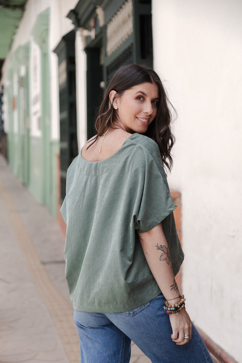 Blusa Zhara con mangas cuello en V- Color Verde Oliva