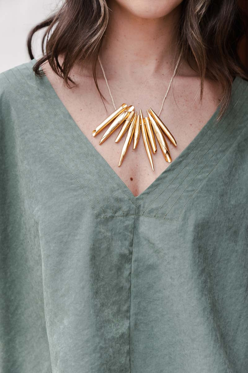 Blusa Zhara con mangas cuello en V- Color Verde Oliva