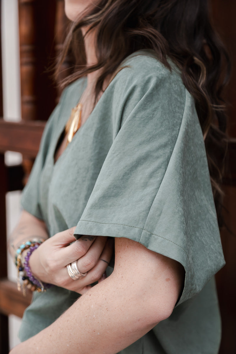 Blusa Zhara con mangas cuello en V- Color Verde Oliva
