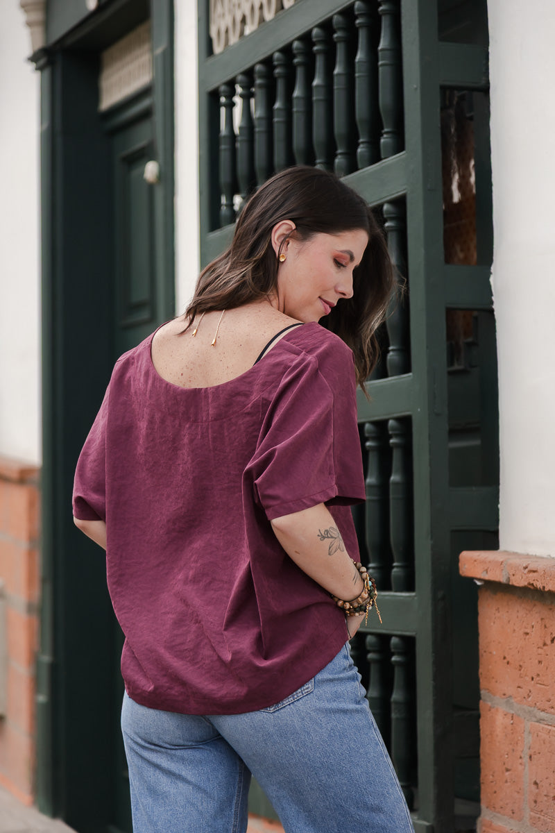 Blusa Zhara con mangas cuello en V- Color borgoña