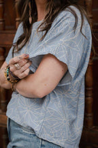 Blusa Amalia con mangas cuello redondo -  Azul Cielo print